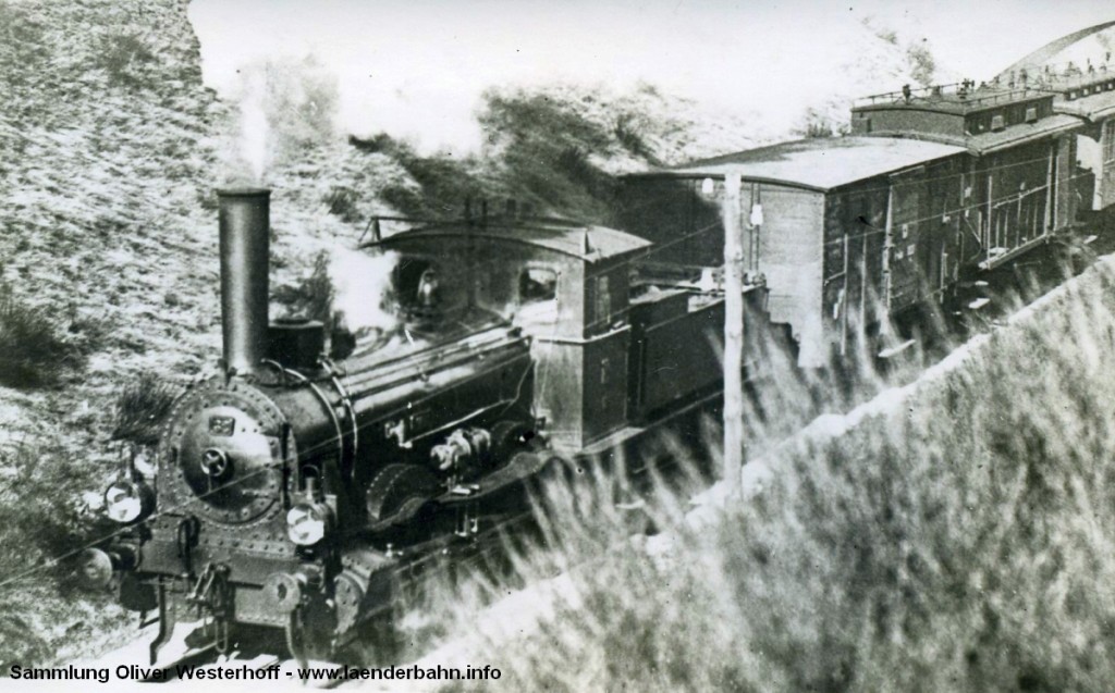 Die 1876 von Hohenzollern unter der Fabriknummer 30 gebaute "SOESTE" (Bahnnummer 35) vor einem Zug im oldenburgischen. Im vorläufigen Umzeichnugsplan erhielt die Lok noch die Nummer 51 7009, wurde aber bereits zwischen 1923 und 1925 ausgemustert.