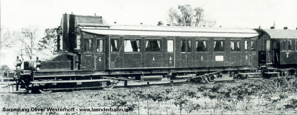 Benzolelektrischer Triebwagen der G.O.E., beschafft 1910 (oder 1911) von der Firma Düsseldorfer Eisenbahnbedarf. Dies ist eines der wenigen Bilder des Triebwagens, vermutlich um 1913 aufgenommen.