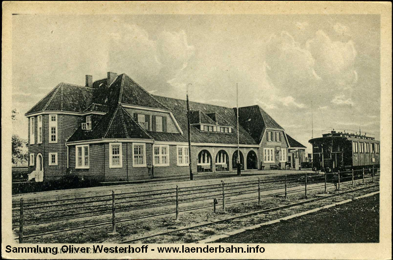 Im Bild das neue, heute noch bestehende Bahnhofsgebäude von Carolinensiel.