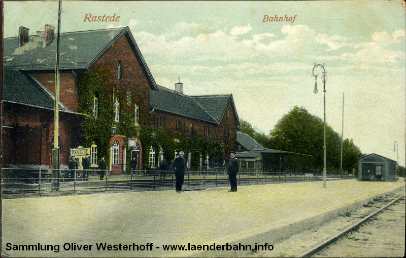 Der Bahnhof Rastede etwa 1905 auf einer nachkolorierten Ansichtskarte