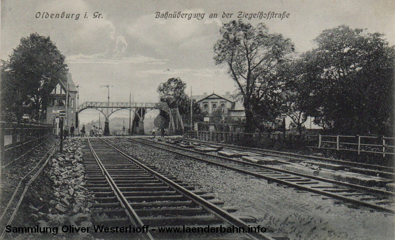 Sicht um 1910 auf den Haltepunkt Ziegelhofstraße in Oldenburg mit der markanten Fußgängerbrücke über die Gleise.