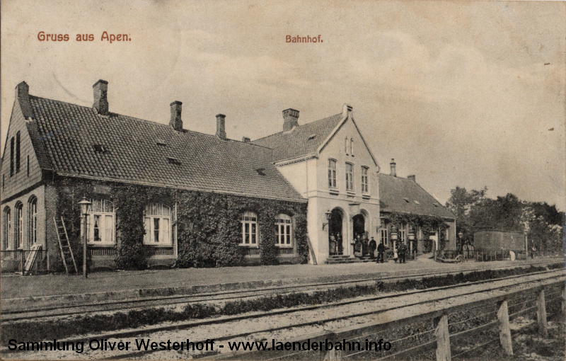 Die 1909 gelaufene Karte zeigt das Bahnhofsgebäude. Schön zu erkennen ist, dass der mittlere Teil verputzt war, im Gegensatz zu den meisten anderen Bahnhöfen dieser Bauart.