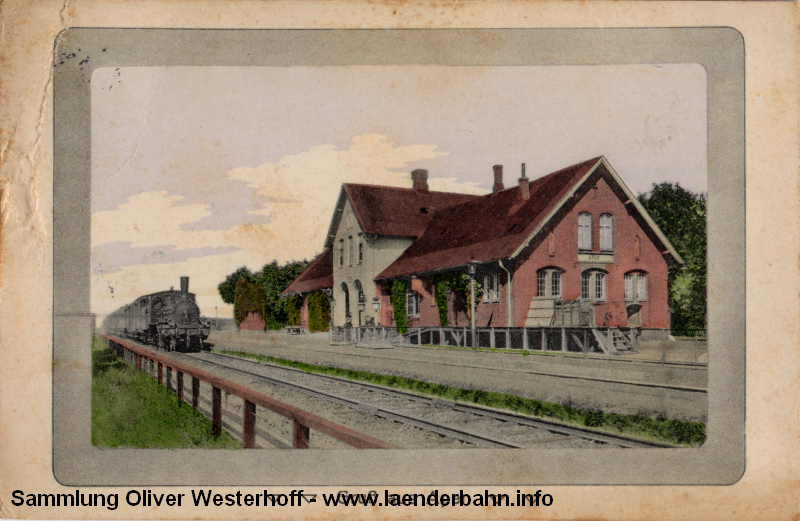 Ein Personenzug nach Oldenburg, bespannt mit einer P 4.1 (erkennbar am fehlenden Dampfdom), wartet am Bahnsteig.