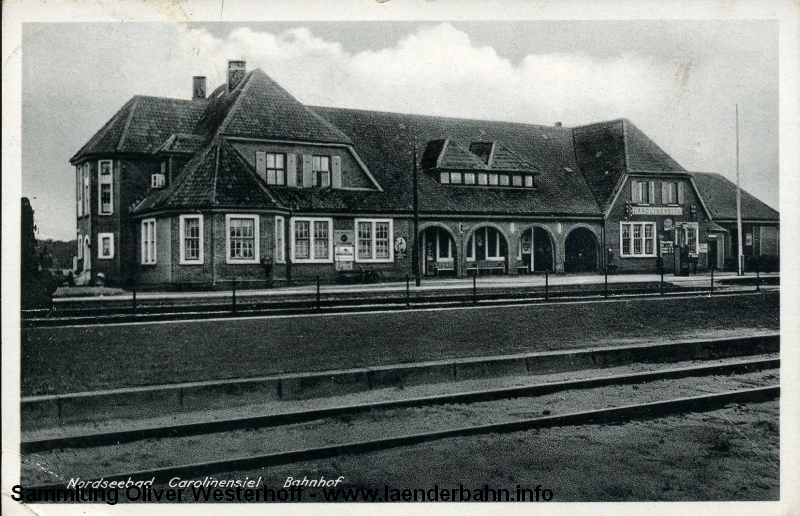 Eine Ansicht des Bahnhofs aus den frühen 1930er Jahren, bis auf die Werbeschilder hat sich nicht viel verändert.