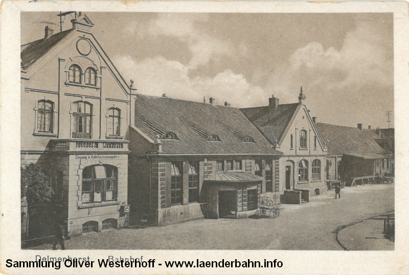 Das Bahnhofsgebäude auf einer Ansichtskarte von 1927.