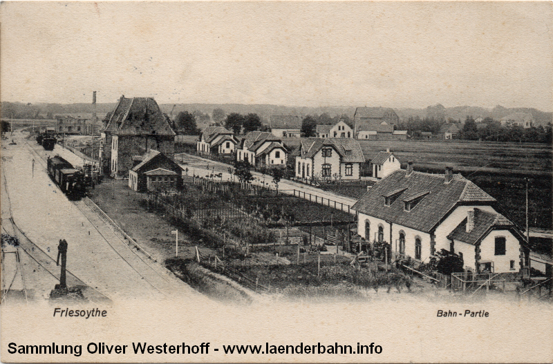 Einen schönen Überblick über das Bahnhofsgelände mit den Wohnhäusern für die Bediensteten zeigt diese Ansicht, die 1910 gelaufen ist. Im Hintergrund ist die Molkerei zu erkennen.
