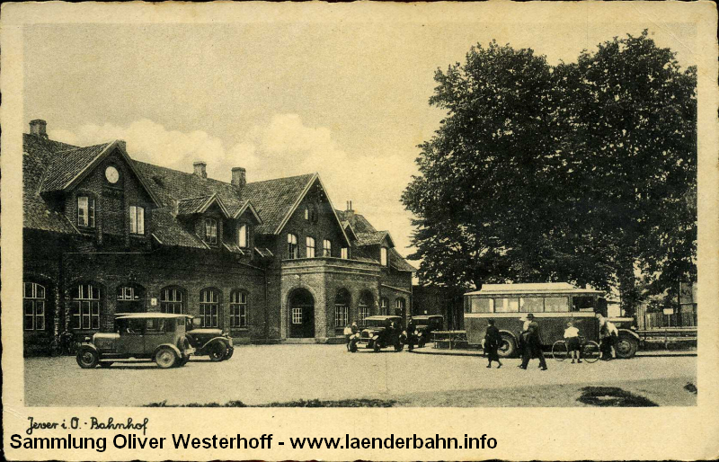 Eine weitere Ansicht des Bahnhofsplatzes von 1933.