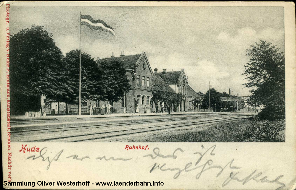 Eine Ansicht des Bahnhofs, die Karte ist 1906 gelaufen. Rechts geht es nach Bremen, links nach Oldenburg. Hinter dem Bahnhofsgebäude befinden sich die Gleisanlagen der Strecke nach Nordenham, Hude war seit 1873 Inselbahnhof.