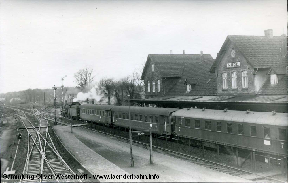 Ein Bild der Bundesbahndirektion Münster vom 6.12.1954. 38 2430 verlässt den Bahnhof Hude mit E 971 nach Oldenburg.