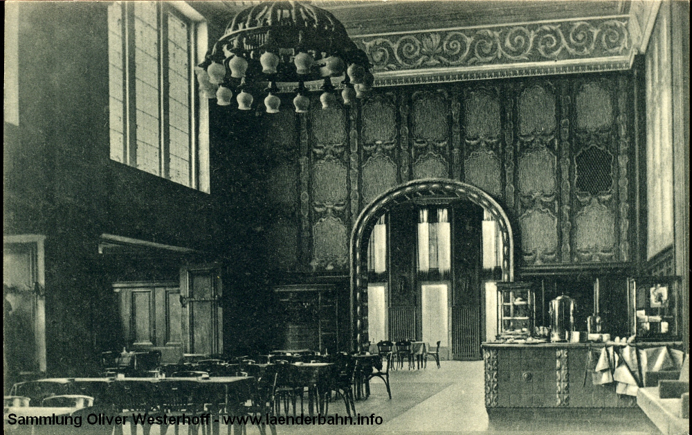 Auch der 1915 eröffnete Hauptbahnhof hatte nach Klassen getrennte Wartesäle. Der mit prächtigen Jugendstil-Ornamenten geschmückte Wartesaal erster und zweiter Klasse beherbergt heute das Reisezentrum. Die Ansichtskarte ist im Eröffnungsjahr gelaufen.