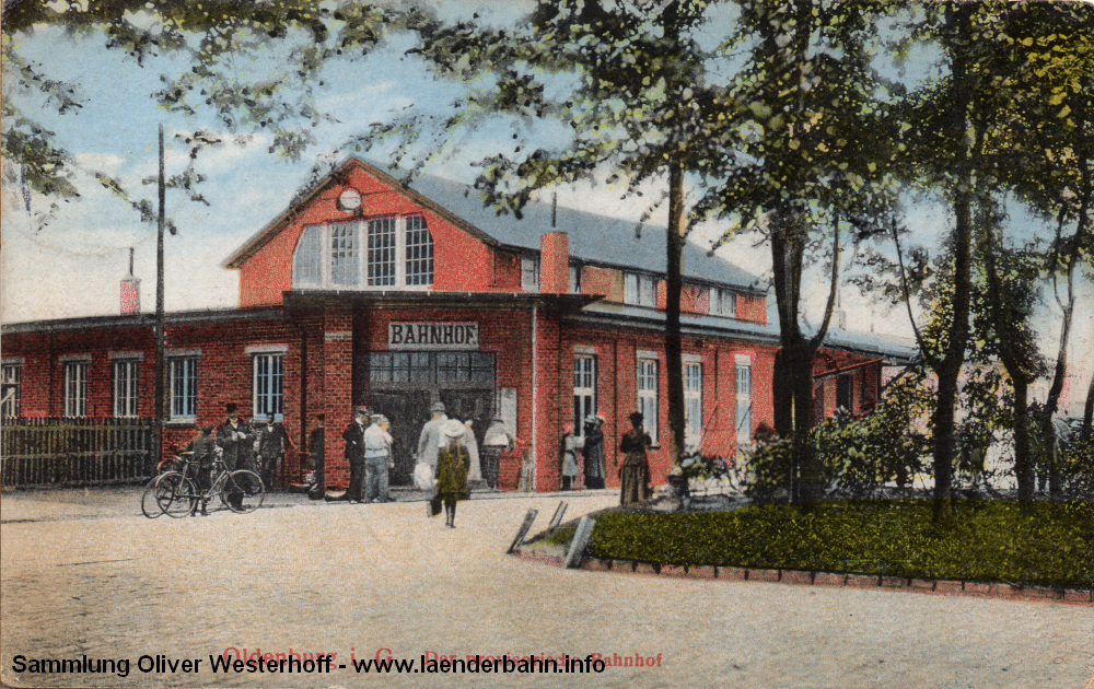 Eine der sehr seltenen Bilder des Bahnhofs. Die Ansichtskarte ist 1913 gelaufen und zeigt, dass das Gebäude doch reichlich klein ausgefallen war.