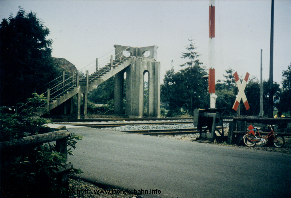 Der nördliche Aufgang der Fußgängerbrücke, die im Zuge der Elektrifizierung in den 1980er Jahren abgebrochen wurde.