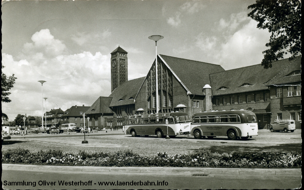 1963 sind die O-Busse auch schon wieder Geschichte, die Beete auf dem Bahnhofsplatz mussten Parkplätzen weichen.