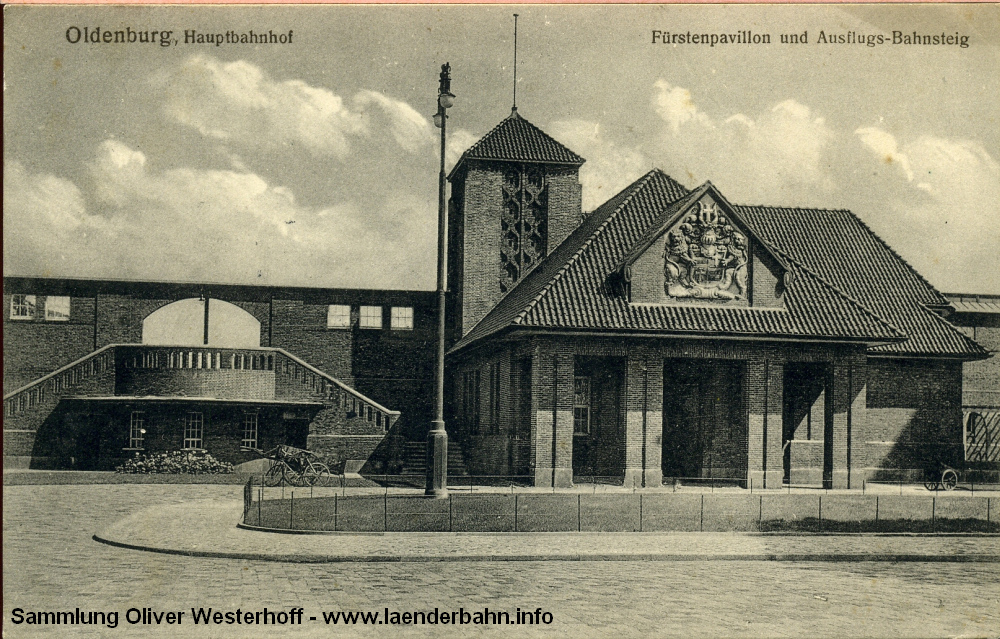 Auch der Fürstenbau hat einen Turm – im gleichen Stil gehalten wie derjenige des eigentlichen Bahnhofs. Neben dem Fürstenbau der Aufgang zum Ausflugsbahnsteig.