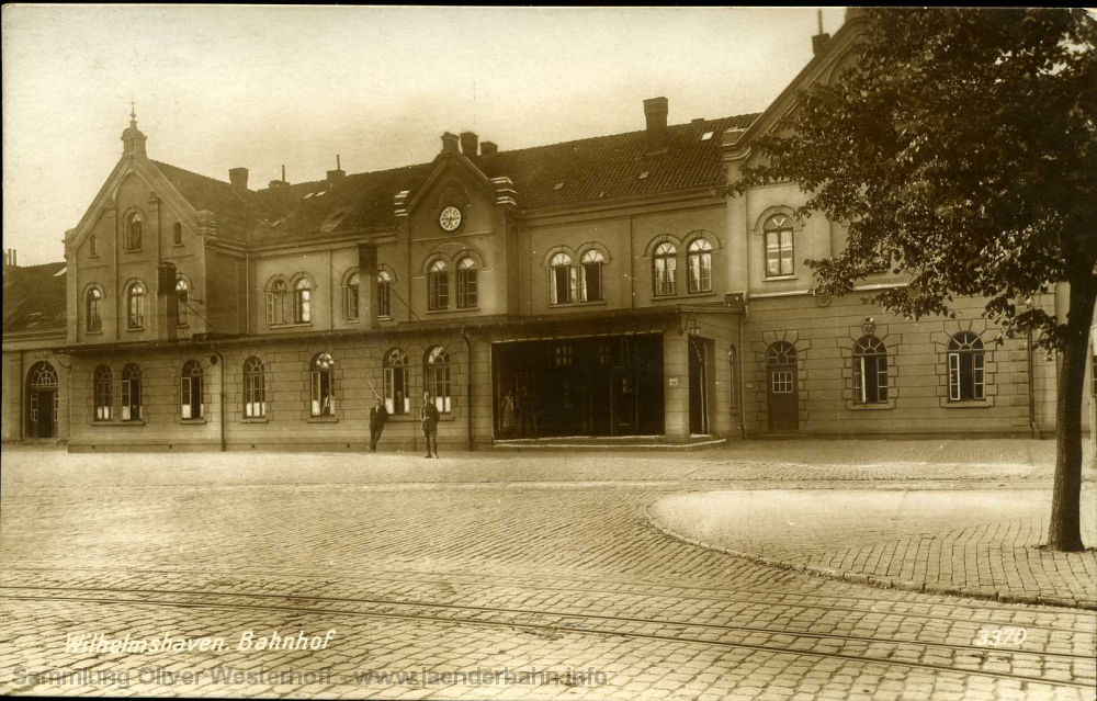 Der Bahnhofsplatz in den späten 1920er Jahren.