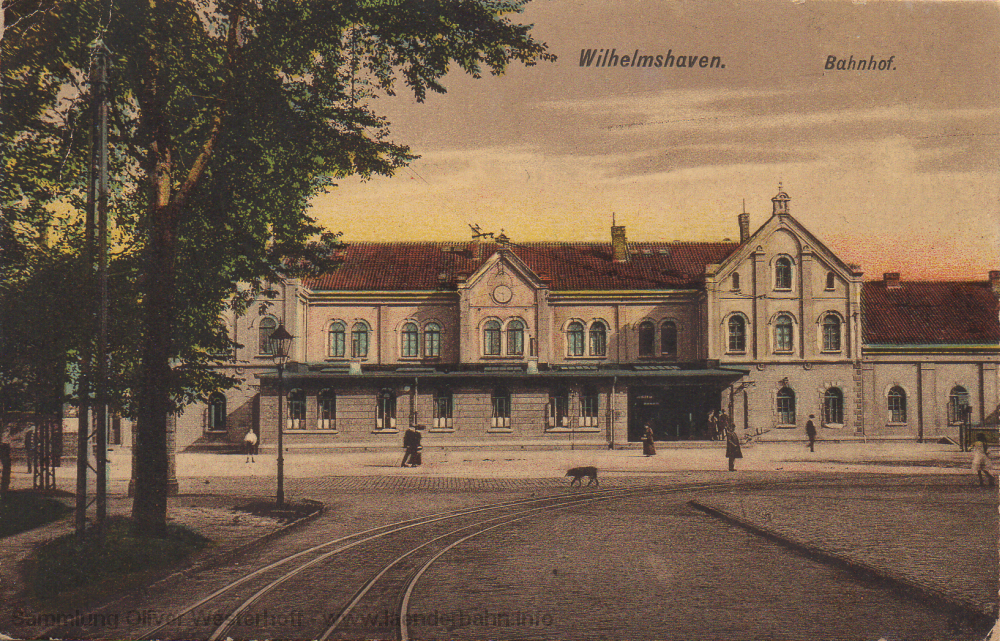 Der Bahnhof in den frühen 1920er Jahren, vorne im Bild verlaufen die Gleise der Straßenbahnlinie 2