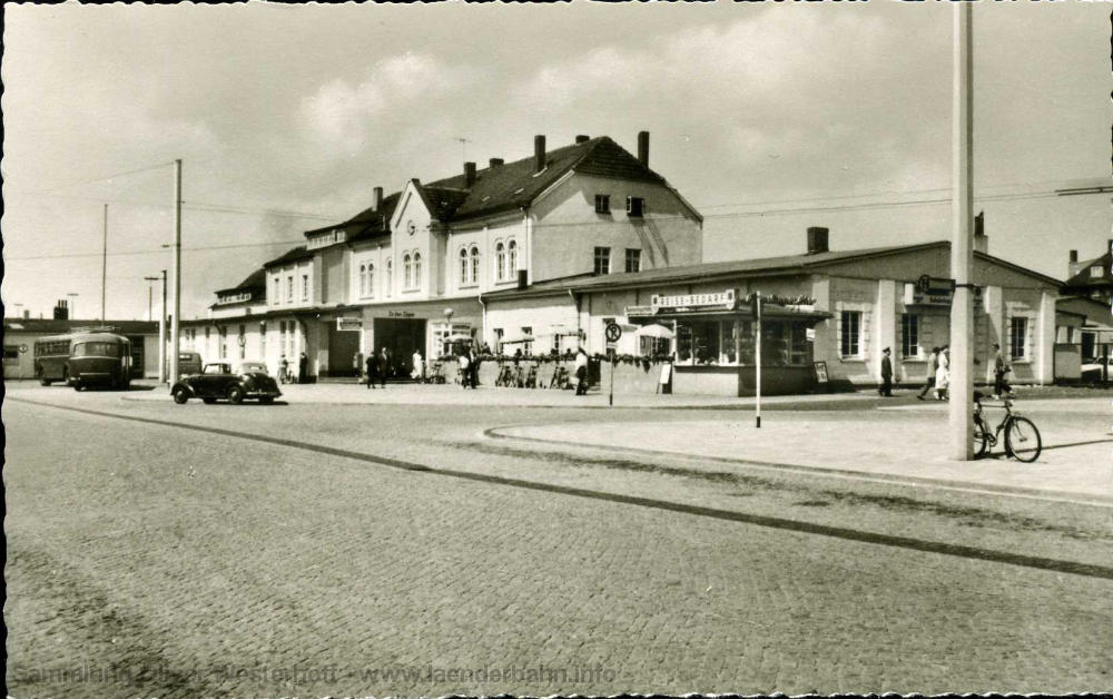 in den 1950er Jahren verkehrten Oberleitungsbusse in Wilhelmshaven, auf dieser Aufnahme sind die Masten und Leitungen zu erkennen. Am linken Bildrand ist einer der Busse abgestellt.