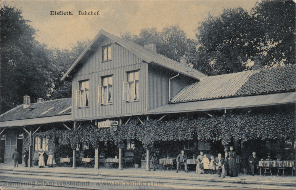 Die 1915 gelaufene Ansichtskarte lässt schön die Tische der Bahnhofsrestauration auf dem Hausbahnsteig erkennen.