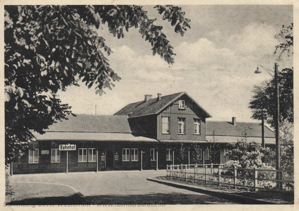 Um 1950 entstanden ist diese Ansicht des Bahnhofsgebäudes von der Straßenseite.