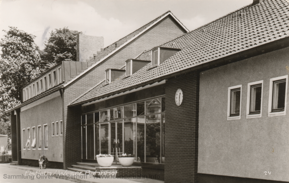 Das neue Bahnhofsgebäude von Elsfleth um 1965.