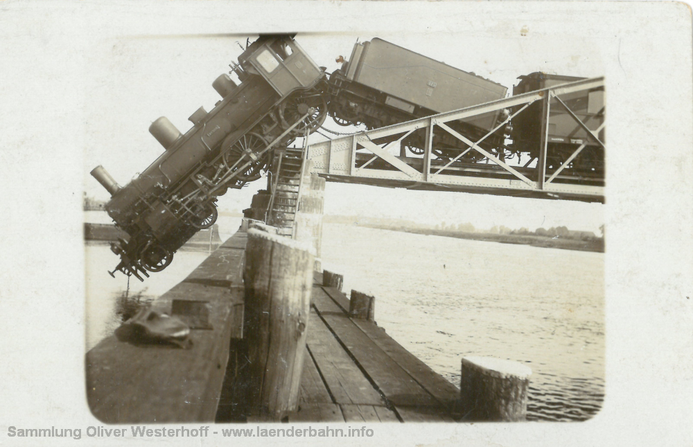 Die Lokomotive "VENUS" nach dem Unfall auf der Brücke